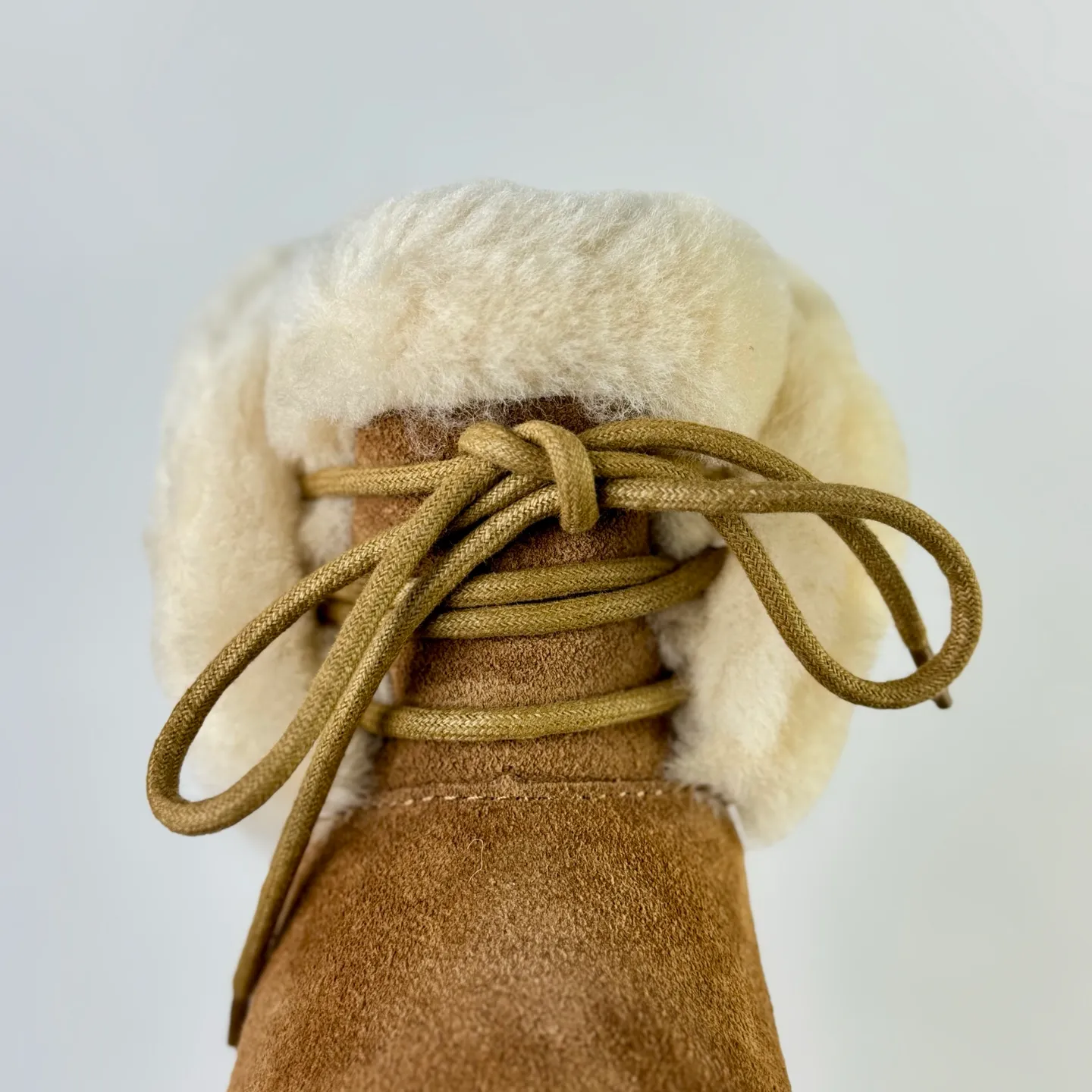 The top version in Guangzhou has arrived. Local 💰600 UGG Classic Novelty comfortable and fashionable snow boots for women. Maroon color has arrived.